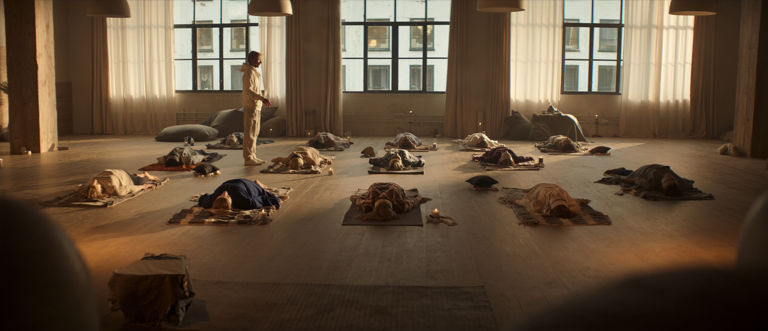 Breathwork-aften i Aarhus – deltagere ligger på måtter i varmt lys, Therapeutic Waves